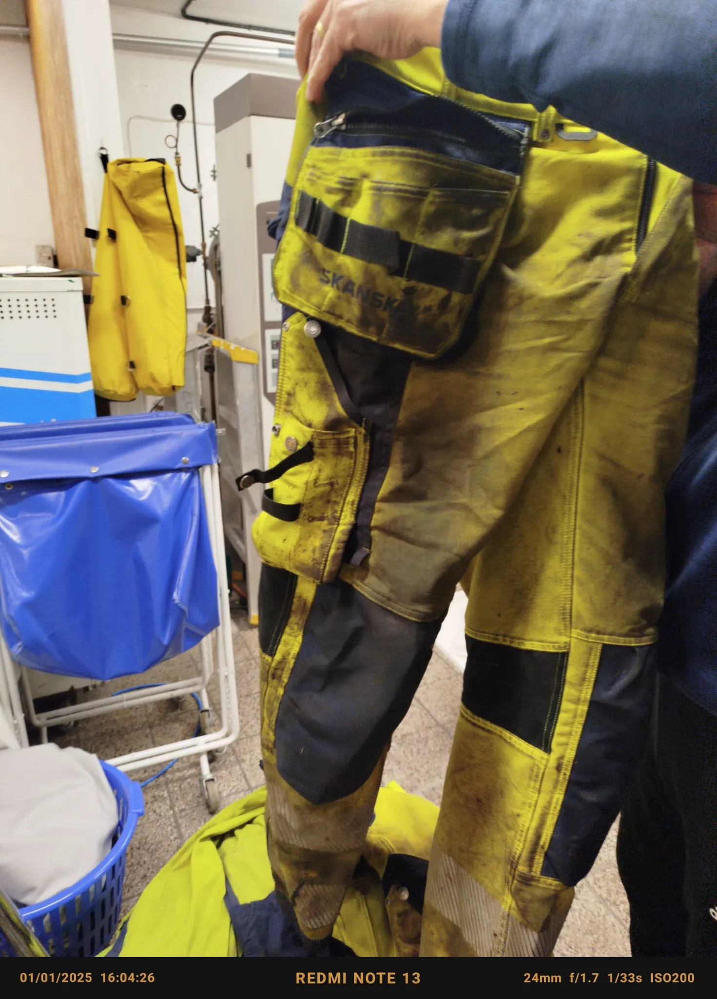 Smutsiga räddningsbyxor före tvätt